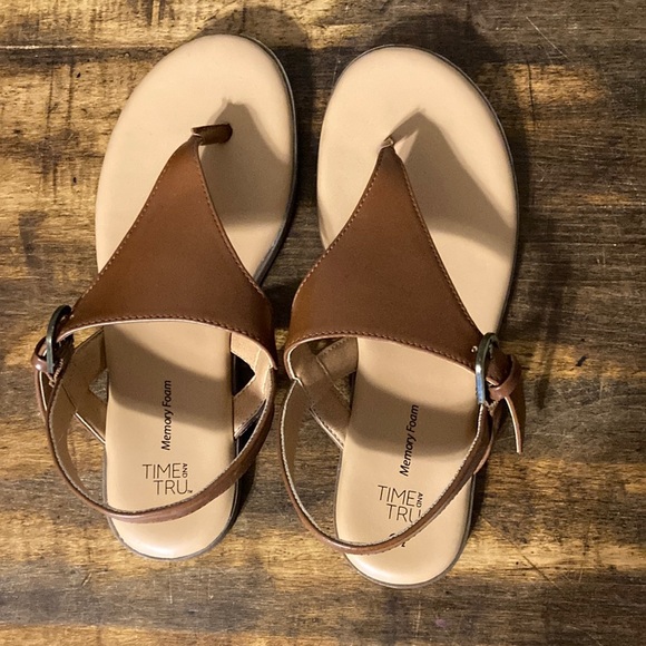 Time and Tru Shoes - NWOT Time and Tru memory foam sandals, women’s size 6.5